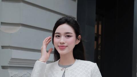 Chiếc túi đắt đỏ của con dâu Tập đoàn Sơn Hải