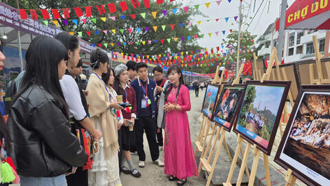 Triển lãm ảnh 'Vẻ đẹp Việt Nam' lan tỏa giá trị văn hóa trong Lễ hội Ném còn