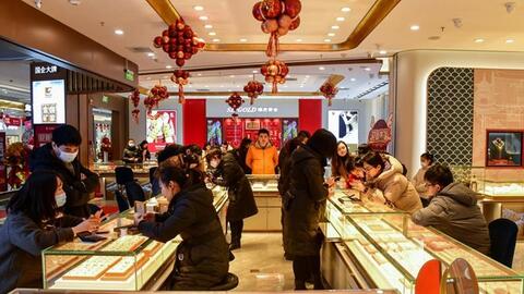 Giá vàng thế giới lập kỷ lục, các ngân hàng lớn đồng loạt cảnh báo