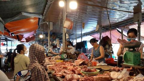 Giá heo hơi hạ nhiệt, thịt bán lẻ vẫn neo cao trước Tết