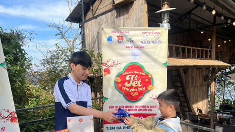 'Tết chuyền tay' 2026: Chia sẻ vị ngọt ngày xuân cho trẻ em vùng biên