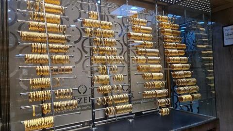 Giá vàng điều chỉnh mạnh sau đà tăng lịch sử, dòng tiền đổ vào dầu mỏ