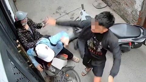 Hà Nội: Thanh niên tạt đầu xe, hành hung phụ nữ trong ngõ nhỏ