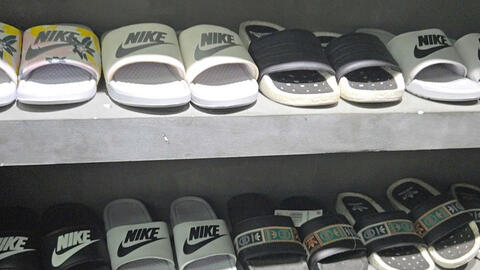 Công an TPHCM thu giữ hơn 1.400 đôi giày dép giả hiệu Nike, Adidas