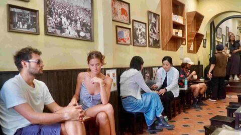 Du khách Úc bất ngờ khi trải nghiệm cà phê trứng mở bán từ 1946 ở Hà Nội