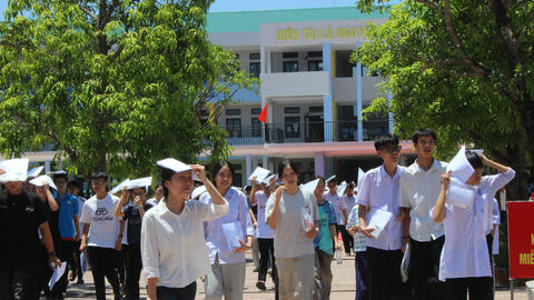Thí sinh Hà Tĩnh đội nắng hoàn thành buổi thi đầu tiên
