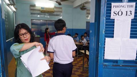Thí sinh ở TPHCM hồi hộp bước vào môn đầu tiên của kỳ thi lớp 10