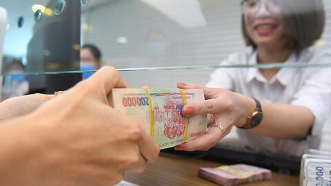 Bất chấp lãi suất hạ nhiệt, tiền gửi dân cư vẫn chảy mạnh vào ngân hàng