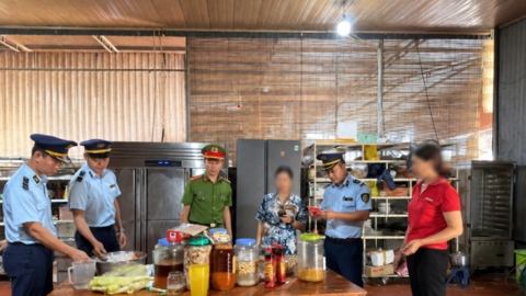 Quản lý thị trường Nghệ An tăng cường kiểm tra, xử lý vi phạm an toàn thực phẩm
