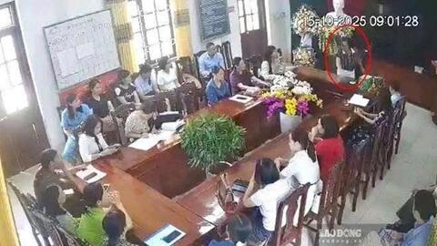 Nữ hiệu trưởng đập bàn, ném cốc tại cuộc họp không được bổ nhiệm lại