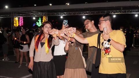Hàng nghìn khán giả hát cùng Hoàng Dũng đầy cảm xúc ở Hưng Yên