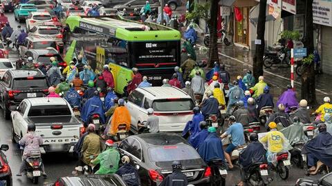 Đường phố Hà Nội ùn tắc kéo dài, nhiều phương tiện di chuyển khó khăn