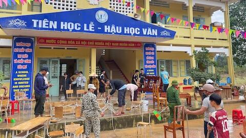 Giáo viên dọn bùn non, đón học sinh trở lại trường sau lũ