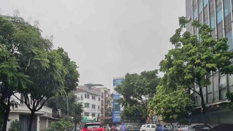 Nhiều trường học ở Hà Nội cho học sinh học online vì mưa ngập
