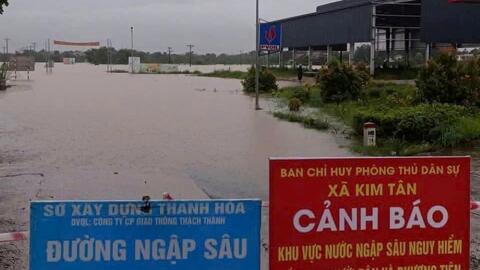 Nước sông Bưởi đã tràn qua bờ đê Thạch Định, mưa lớn tiếp tục diễn ra trên diện rộng