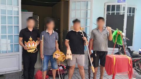 Nhóm người hóa trang thầy trò Đường Tăng ở TPHCM để phục vụ tang lễ