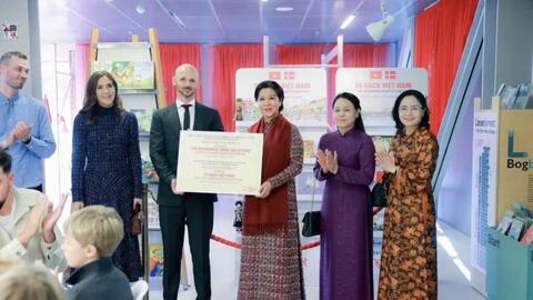 Phu nhân Tổng Bí thư, Chủ tịch nước trao tặng Tủ sách Việt Nam cho thư viện Đan Mạch