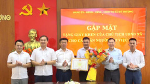 Khen thưởng người đàn ông ở Hà Tĩnh dũng cảm cứu nam thanh niên đuối nước