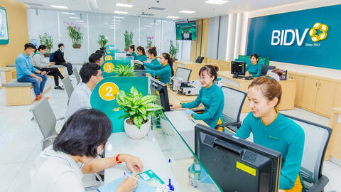 Giảm lãi suất cho vay, nguồn thu ngoài lãi là điểm tựa cho ngân hàng