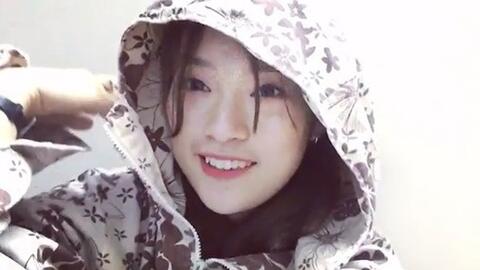 Khánh Vy mặc áo chống nắng, bắn rap cực chất bằng tiếng Anh