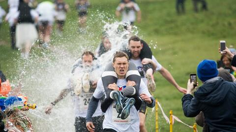 24h qua ảnh: Độc đáo cuộc thi cõng vợ chạy vượt chướng ngại vật