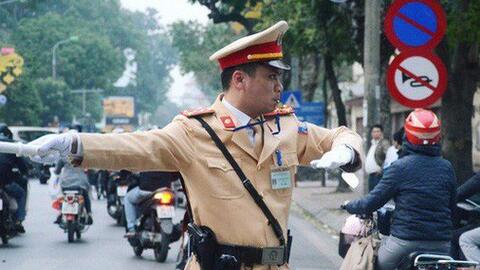 Gặp anh CSGT gây sốt với clip "vừa phân luồng vừa đập tay mọi người" để ăn mừng chiến thắng của U23 Việt Nam