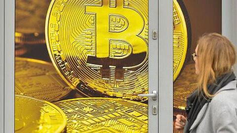 Giá Bitcoin bất ngờ tăng 17%, vượt 8.000 USD