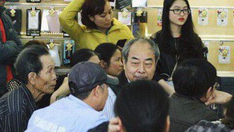 Sợ thuê bao bị chặn 1 chiều, người dân ùn ùn kéo tới các cửa hàng Viettel để bổ sung thông tin cá nhân