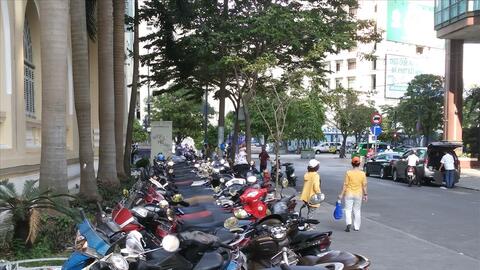 TPHCM: Không dẹp hết các bãi giữ xe vỉa hè mà đưa vào quản lý