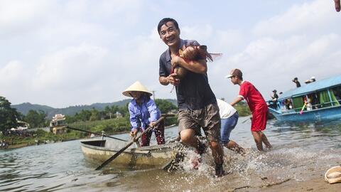 Độc đáo cảnh ôm cá trắm “khủng”đi thi ở Quảng Bình