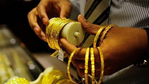 Giá vàng hôm nay 13/4: Tên lửa chưa rơi, vàng quay đầu giảm sốc