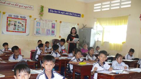 Tặng bằng khen học sinh nhặt được 44 triệu đồng trả lại cho người đánh rơi