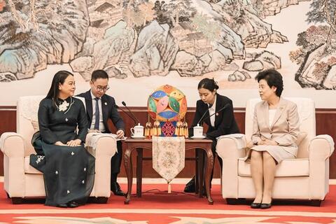 Đồng chí Nguyễn Thị Thu Hà hội kiến với Phó Chủ tịch Chính hiệp toàn quốc Trung Quốc