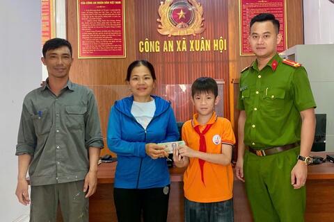 Nam sinh lớp 5 nhặt được 61 triệu mang đến công an trả lại