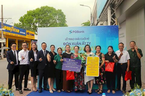 PGBank trao giải đặc biệt cho khách hàng trúng giải chương trình ưu đãi tiền gửi “Đón Xuân Ất Tỵ – Quà Vàng Như Ý”