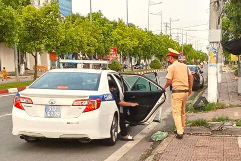 Công an hỗ trợ thí sinh Bạc Liêu đến điểm thi đúng giờ