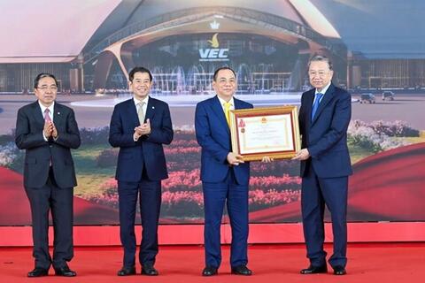 Tập đoàn Vingroup nhận Huân chương Lao động hạng Nhất