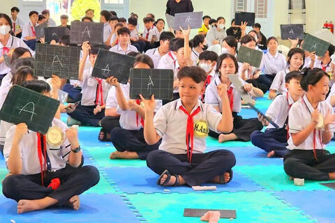 Nghị quyết 71-NQ/TW: Nâng tầm vai trò giáo viên trong chuyển đổi số
