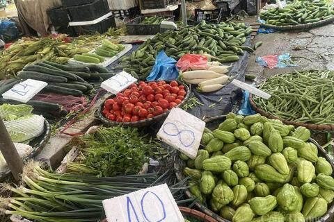 Chợ Hà Nội rau xanh khan hiếm, đắt hàng