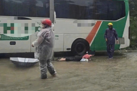 Nghi rò rỉ điện tại điểm ngập khu vực nút giao Tú Mỡ - Phạm Hùng ở Hà Nội