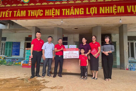 Ấm áp tình sẻ chia, hỗ trợ trường học sau bão số 10