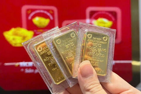 Giá vàng ngày cuối tháng 31/10 lại đảo chiều giảm 300 ngàn đồng, thế giới giảm