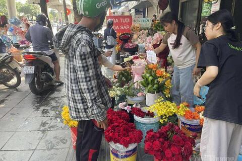 Thị trường quà tặng 20/11: Đa dạng lựa chọn, nhiều phân khúc