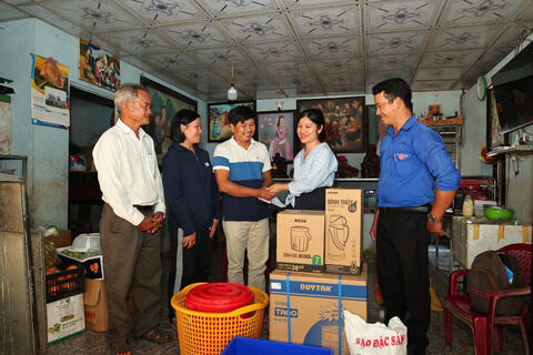 Nhựa Duy Tân hỗ trợ người dân Huế khắc phục hậu quả bão lũ