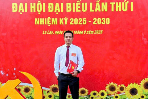 Thầy giáo ở Quảng Trị 'cõng' công nghệ đến những lớp học giữa đại ngàn