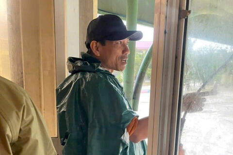 Không hoa, quà, thầy cô lội nước mang nhu yếu phẩm đến sinh viên bị mắc kẹt