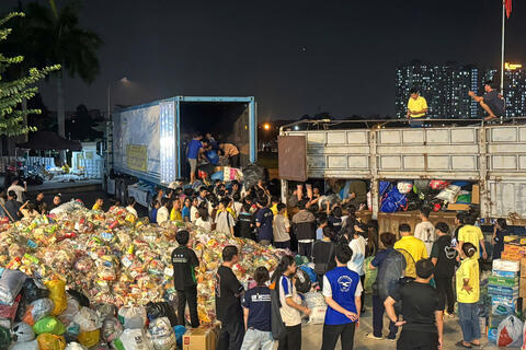 Sinh viên TPHCM xuyên đêm gói ghém nghĩa tình gửi miền Trung
