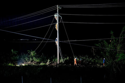 Gần 96% hộ dân miền Trung được cấp điện trở lại sau mưa lũ