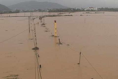 Gia Lai mưa lớn trong đêm, nhiều khu phố lại chìm trong nước