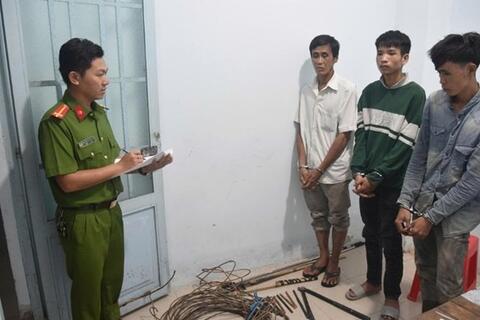 Bắt quả tang 3 đối tượng cắt trộm dây điện lúc rạng sáng
